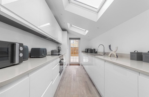 Merton Apartment | Spacious Room In Morden