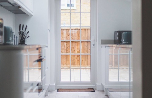 Merton Apartment | Spacious Room In Morden