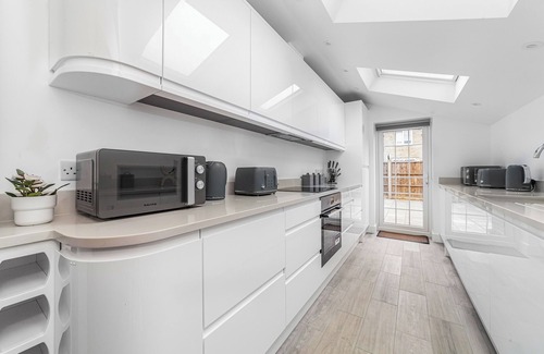 Merton Apartment | Spacious Room In Morden