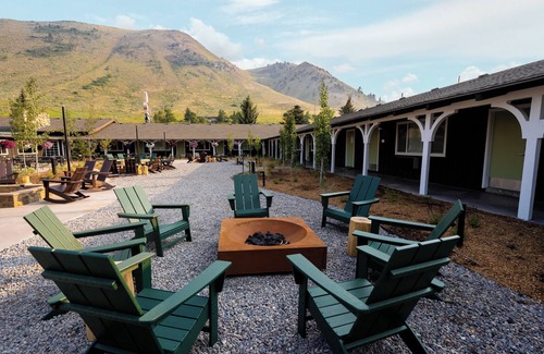 Jackson Apartment | Spacious Room & Lively Saloon at Rustic Lodge in Jackson Hole – 5 Mins to DT