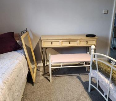 Ashburton House | Spacious Room with Garden in Croydon London