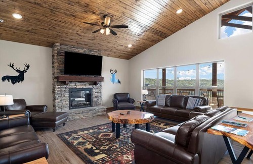 Indian Point House | Spacious Rustic Elm Lodge