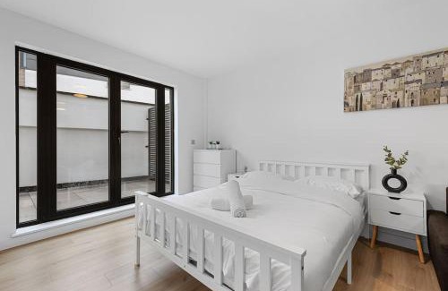 Tooting Apartment | Spacious Sleep 14 - 1 min from Tooting Station MR3