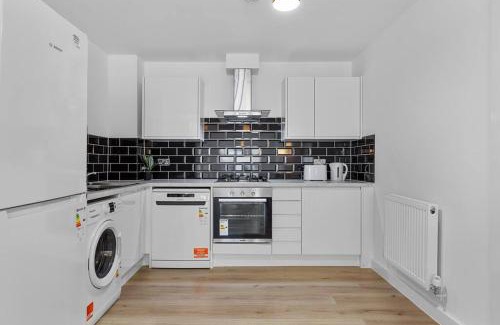 Tooting Apartment | Spacious Sleep 14 - 1 min from Tooting Station MR3