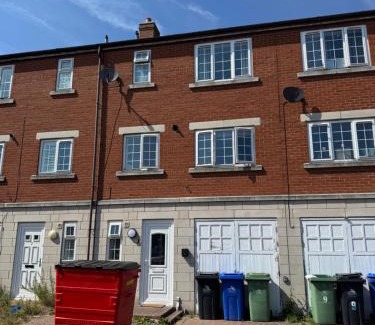 Grimsby House | Spacious, Sleeps 14, 3 bathrooms, Central, Parking, Grimsby