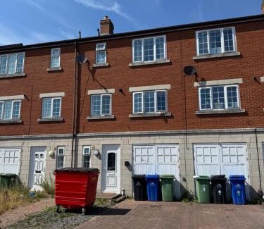 Grimsby House | Spacious, Sleeps 14, 3 bathrooms, Central, Parking, Grimsby