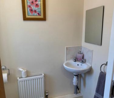 Grimsby House | Spacious, Sleeps 14, 3 bathrooms, Central, Parking, Grimsby