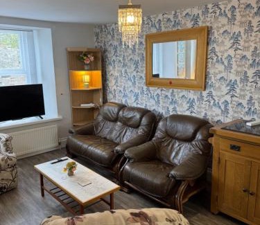 Saltash Apartment | Spacious, sleeps 7, two baths, central Saltash
