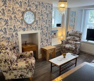 Saltash Apartment | Spacious, sleeps 7, two baths, central Saltash