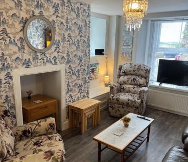 Saltash Apartment | Spacious, sleeps 7, two baths, central Saltash