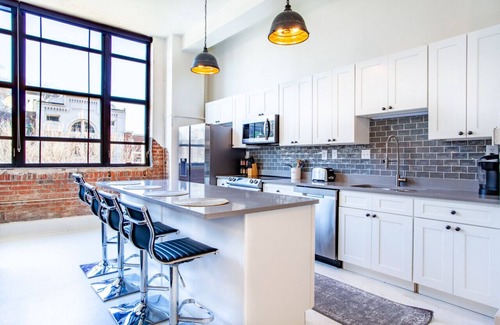 Old City Apartment | Spacious Sterchi Loft Getaway- Downtown Getaway