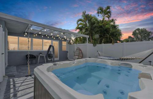 Coral Heights House | Spacious Studio in the Heart of FTL Hot Tub