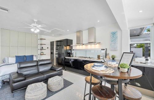Coral Heights House | Spacious Studio in the Heart of FTL Hot Tub