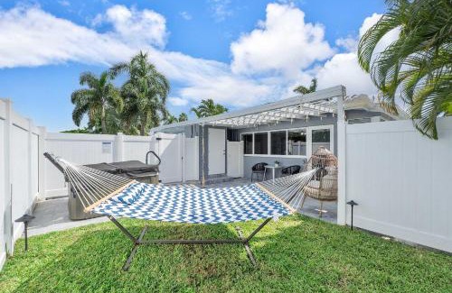 Coral Heights House | Spacious Studio in the Heart of FTL Hot Tub