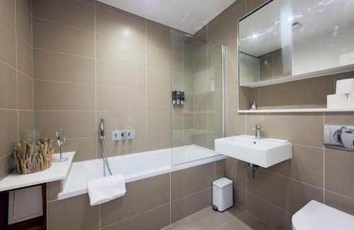 Bow Apartment | Spacious Stylish Flat with Balcony Pass The Keys