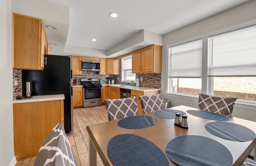 Forestview Apartment | Spacious, Sunny and Clean Apartment 25 min from Downtown Chicago