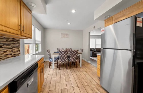 Forestview Apartment | Spacious, Sunny and Clean Apartment 25 min from Downtown Chicago