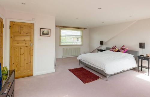 Walpole House | Spacious SuperKing Bedroom with Ensuite Bathroom in Beautiful Victorian House