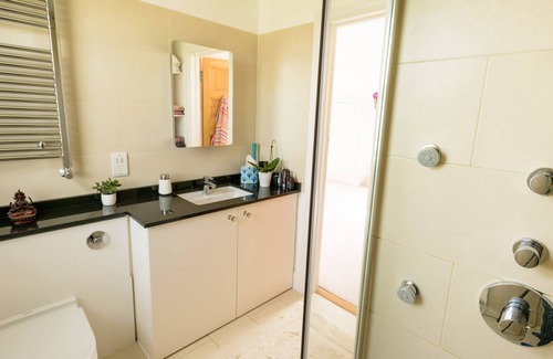 Walpole House | Spacious SuperKing Bedroom with Ensuite Bathroom in Beautiful Victorian House