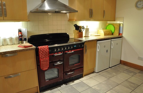 West Lulworth Cottage | Spacious Thatched Cottage in Lulworth Cove, Dorset. Sleeps 10. 5 min walk to sea