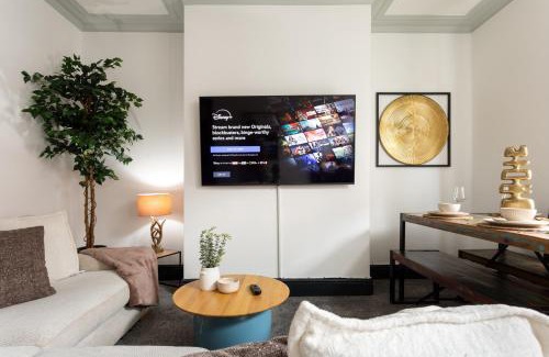 Leeds Apartment | Spacious Three-Bedroom Apartment in Leeds