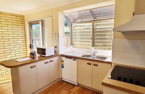 Bundaberg South House | π Spacious Townhouse with 2 Toilets, King Beds with Aircons π