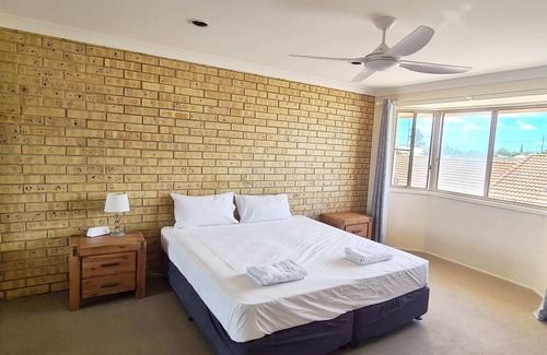 Bundaberg South House | π Spacious Townhouse with 2 Toilets, King Beds with Aircons π