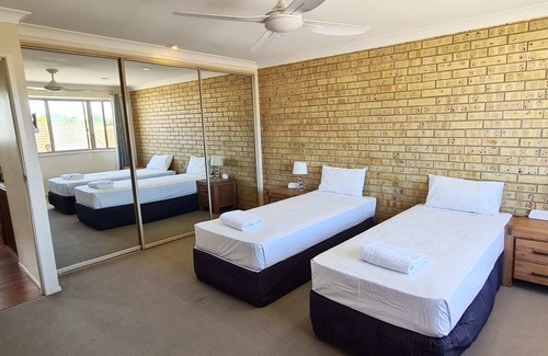 Bundaberg South House | π Spacious Townhouse with 2 Toilets, King Beds with Aircons π