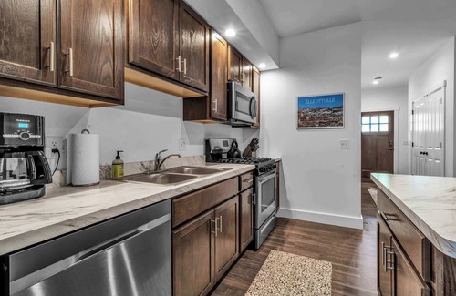 Ellicottville House | Spacious Townhome with Fireplace