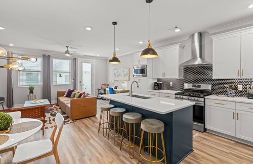Maxwell House | Spacious townhome w/rooftop deck, walkable to Five Pts and minutes to Broadway!