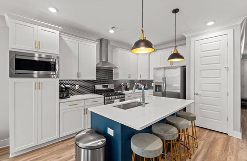 Maxwell House | Spacious townhome w/rooftop deck, walkable to Five Pts and minutes to Broadway!