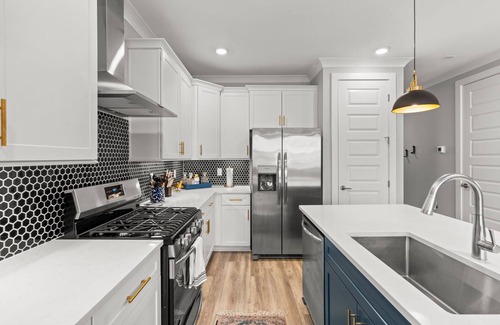 Maxwell House | Spacious townhome w/rooftop deck, walkable to Five Pts and minutes to Broadway!