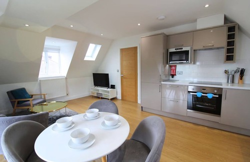 West Finchley Apartment | Spacious two-bedroom Apartment w/Kitchen Ideal for Professionals and Families