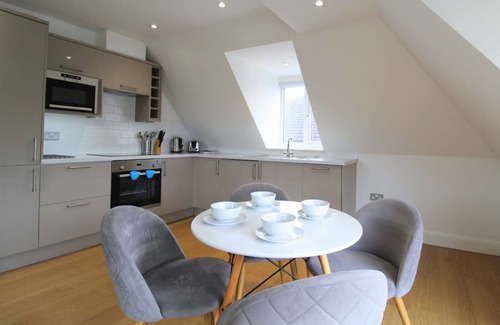 West Finchley Apartment | Spacious two-bedroom Apartment w/Kitchen Ideal for Professionals and Families