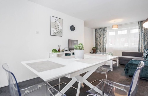 Cheshunt House | Spacious two bedroom house w/garden- close to London Luton airport!