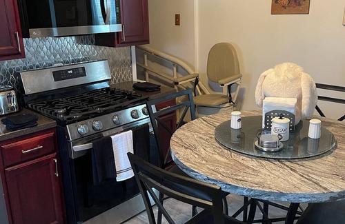 Geneva House | Spacious unique property with 4.5 bedrooms in Geneva.WiFi handicapped accessible