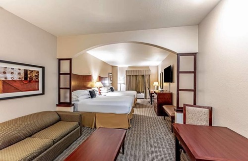 Mineral Wells Hotel | Spacious Unit for Business Travel, Free Breakfast, Free Parking, Free Wifi