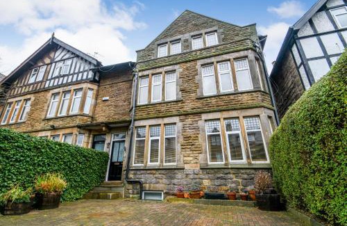 Harrogate House | Spacious Victorian Townhouse near HCC with off street parking
