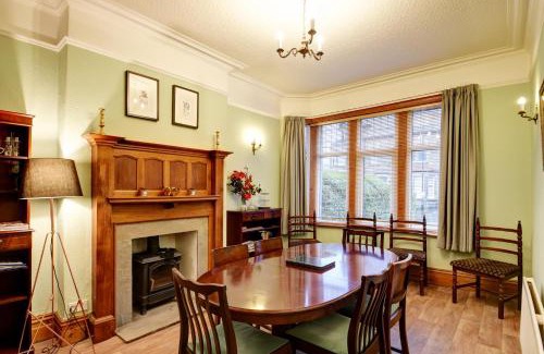 Harrogate House | Spacious Victorian Townhouse near HCC with off street parking
