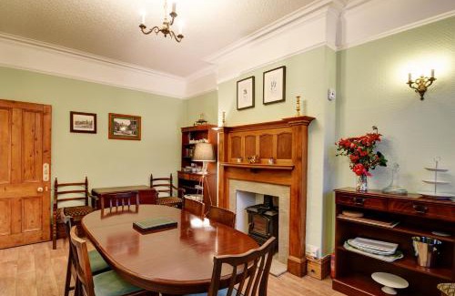 Harrogate House | Spacious Victorian Townhouse near HCC with off street parking