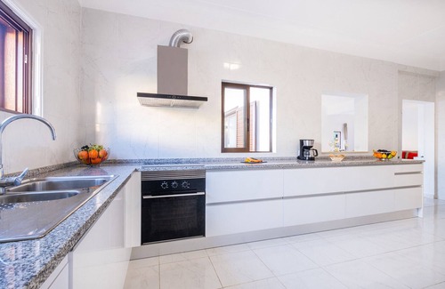 Montechoro Villa | Spacious villa w/heatable pool in Montechoro