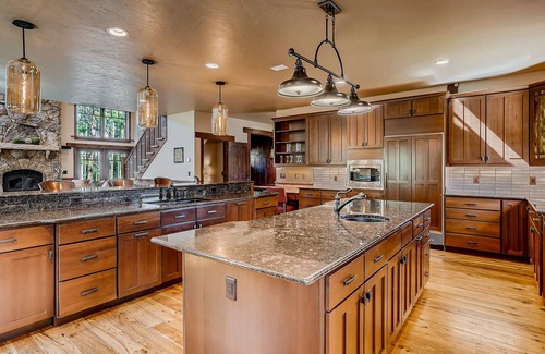 Christie Heights House | Spacious w/Mtn Views + Hot Tub + Close to Nordic Trails - Mountain Memories