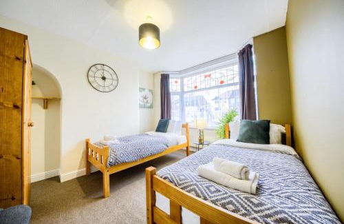 Tatenhill Apartment | Spacious Yet Low Rate 5 Bedroom House in Coventry, Sleeps 10, Free Parking with Garden and Unlimited Wi-Fi - THL