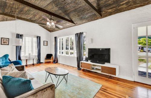 Kingston House | Spanish Beach Bungalow 4br 2bath