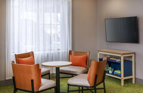 Dupont Hotel | Spark by Hilton Denver International Airport