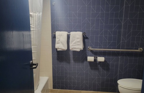Ashwaubenon Hotel | Spark by Hilton Green Bay
