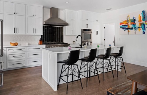 Rosewood House | ~Sparkling New Home~ Pool & Perfection 2M to DT!