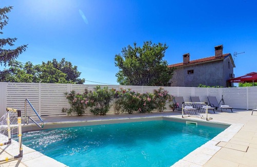 Farini Cottage | Special stone, modernly decorated villa in Visnjan, 10 km from the sea