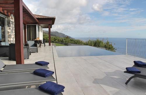 Estreito da Calheta Villa | Spectacular Calheta Villa Villa Cliffscape 3 Bedrooms Panoramic Sea Views Well-Furnished In
