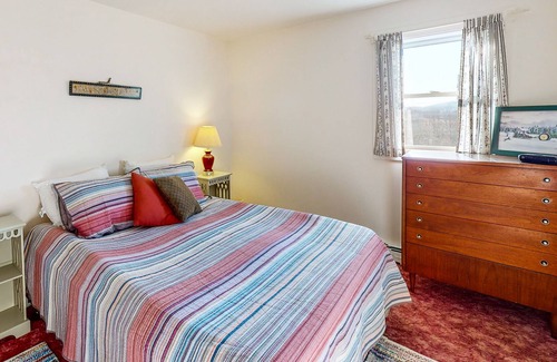 North Troy House | Spectacular dog-friendly home with kitchen, gas grill, patio & board games